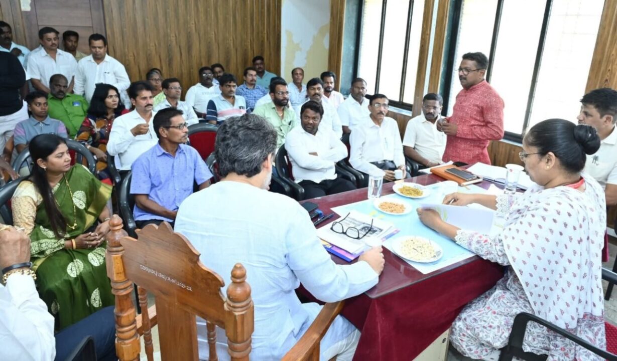 मालवण किनारपट्टीवरील मच्छिमारांना अतिक्रमण हटविण्याच्या नोटीसा ; आ. निलेश राणेंच्या उपस्थितीत प्रांताधिकाऱ्यांसह बैठक