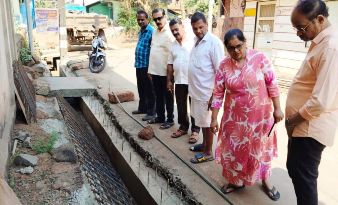 मेढा मौनीनाथ मंदिर मार्गावरील गटार बांधकामाची बांधकाम सभापतींकडून पाहणी