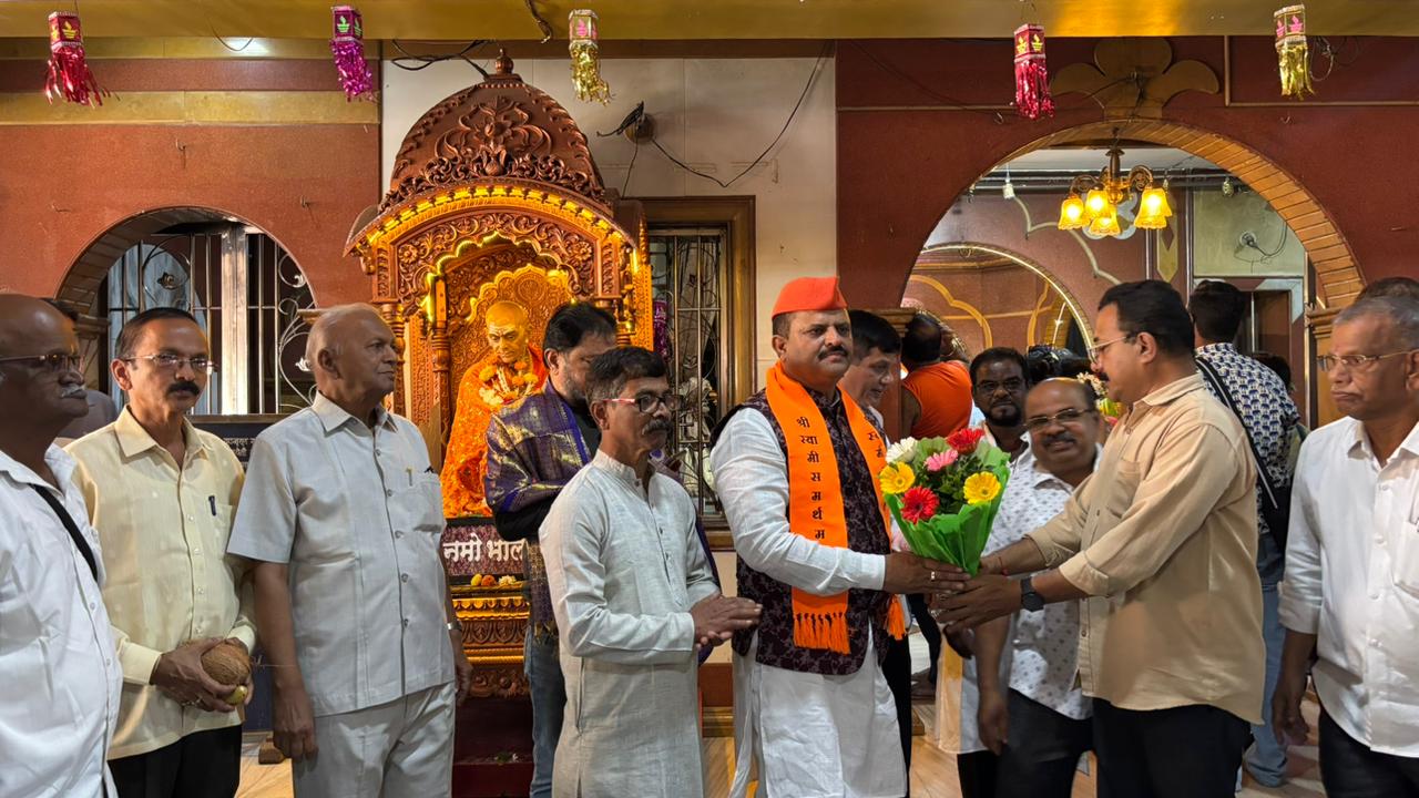 महेश इंगळे यांनी प्रथमेश इंगळे व मित्र परिवारासह घेतले कणकवली येथील भालचंद्र महाराजांचे दर्शन