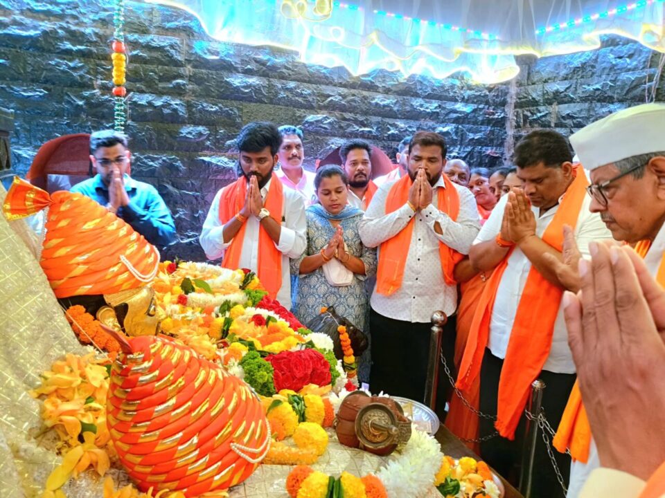 ठाकरे शिवसेनेच्या वतीने शिवराजेश्वर मंदिरात मोठ्या उत्साहात शिवजयंती साजरी