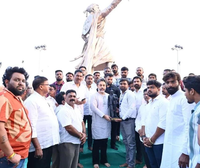 बार्टीमार्फत आ. निलेश राणे यांना डॉ.बाबासाहेब आंबेडकरांचा पूर्णाकृती पुतळा भेट