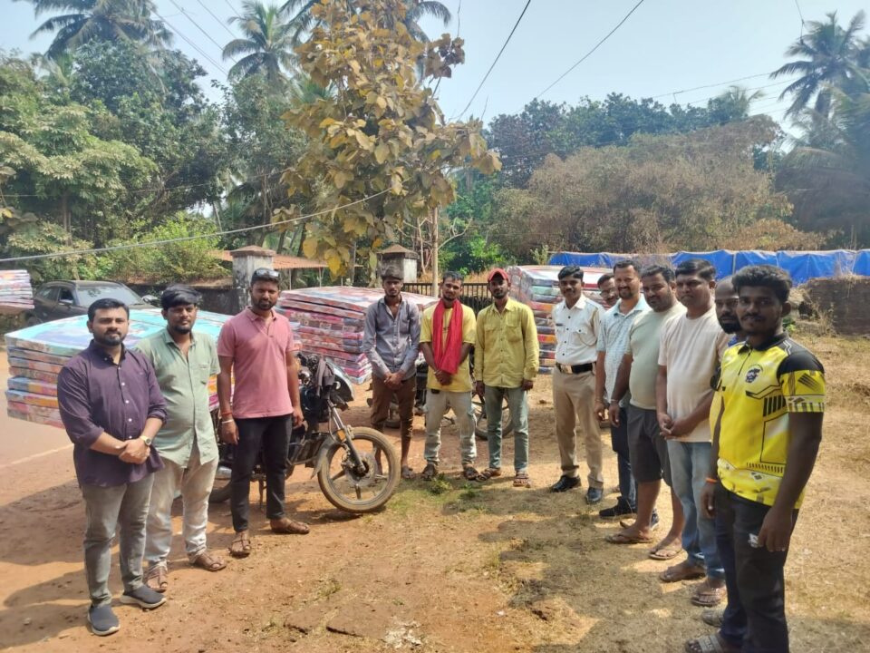 मोटरसायकलवर अनधिकृत गाद्यांचा लोड घेऊन जाणाऱ्या परप्रांतीय विक्रेत्यांवर पोलिसांची कारवाई