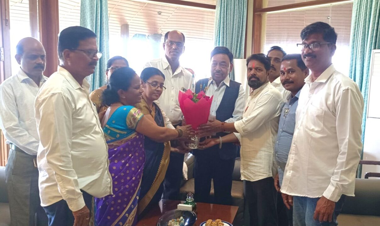 भाजप तालुकाध्यक्ष धोंडू चिंदरकर यांच्या नेतृत्वाखाली लोकप्रतिनिधी, पदाधिकाऱ्यांनी घेतली खा. नारायण राणेंची भेट