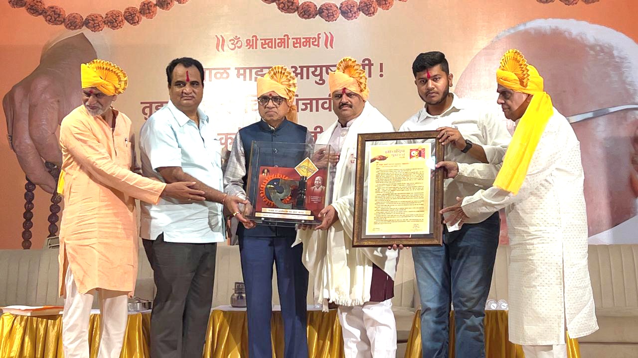 कोल्हापुरातील श्री स्वामी समर्थ भक्तमंडळातर्फे महेश इंगळे यांचा ज्ञानदीप पुरस्काराने सन्मान