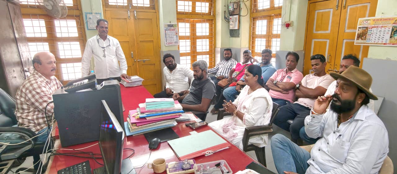 दांडी किनाऱ्यावर बाहेरील व्यवसायिकाकडून पॅरासेलिंग व्यवसायात घुसखोरी ; स्थानिक जलक्रीडा व्यवसायिक आक्रमक