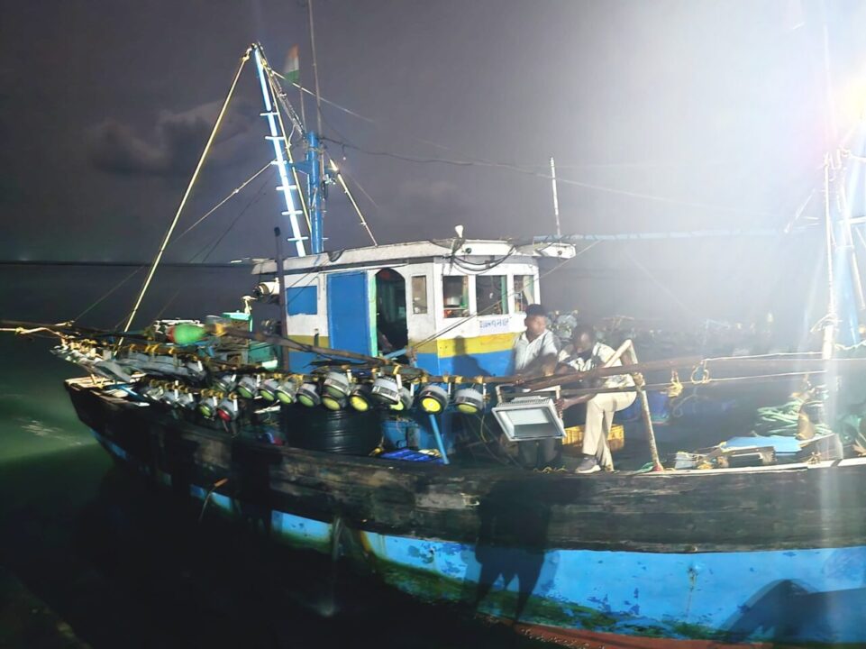 एलईडी लाईट्सने मासेमारी करणारी रत्नागिरीतील नौका ताब्यात