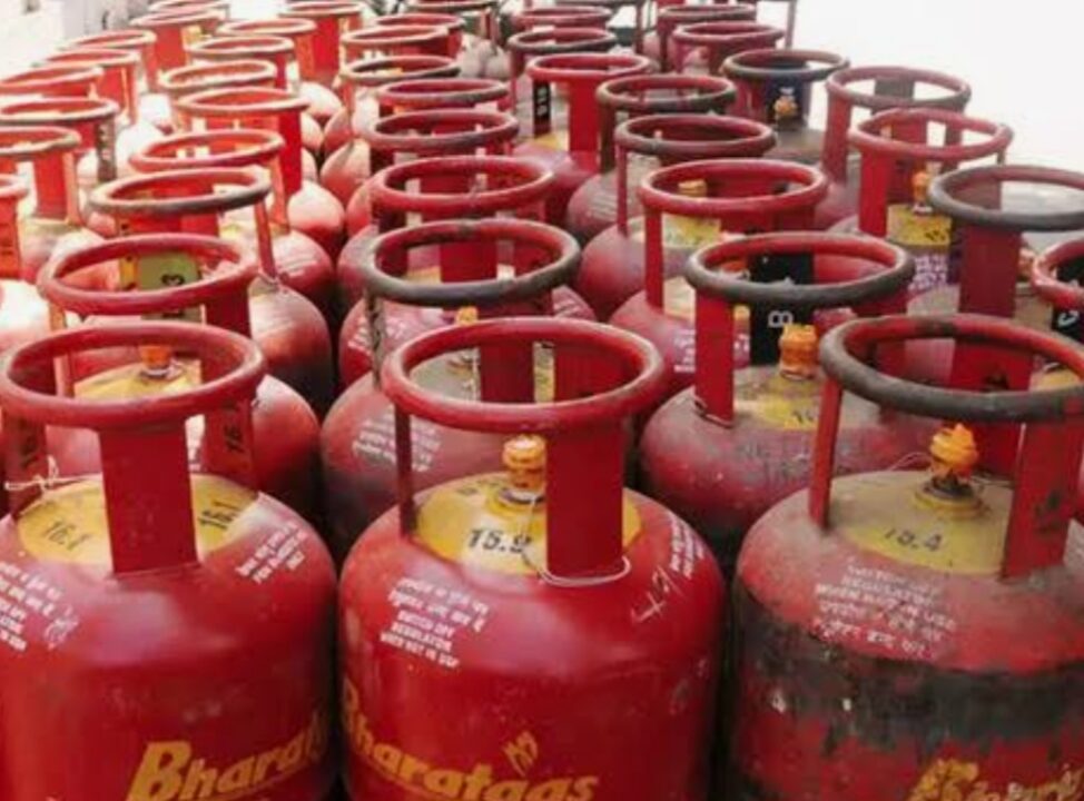गॅस सिलिंडर पुरवठा सुरळीत ठेवण्यासाठी अन्न, नागरी पुरवठा विभागामार्फत राज्यभर नियंत्रण कक्ष ; जिल्हास्तरीय समित्या स्थापन