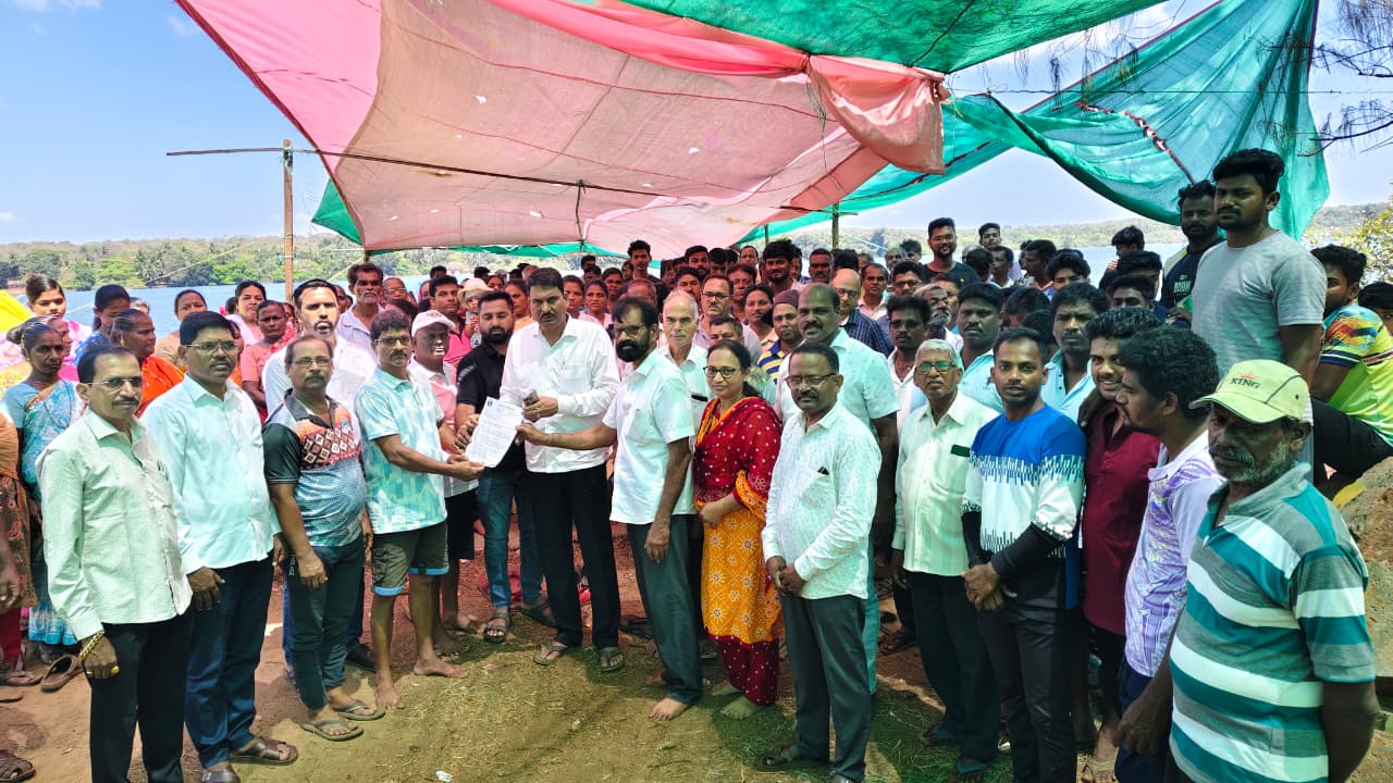 तळाशील ग्रामस्थांचे आंदोलन चौथ्या दिवशीही सुरूच ; शिवसेना जिल्हाप्रमुख दत्ता सामंत यांची भेट