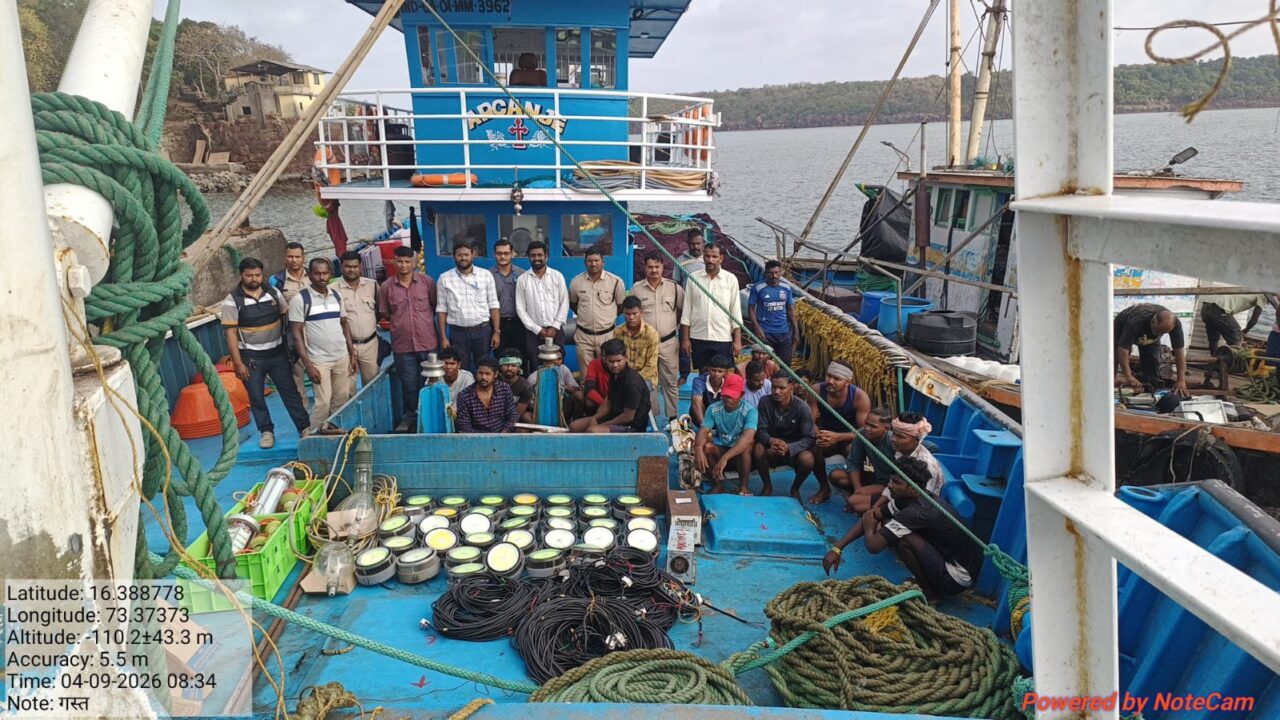 वादळी वारे व उंच लाटांचा सामना करत मत्स्यव्यवसायच्या गस्तीनौकेकडून दोन एलईडी ट्रॉलर्सवर कारवाई