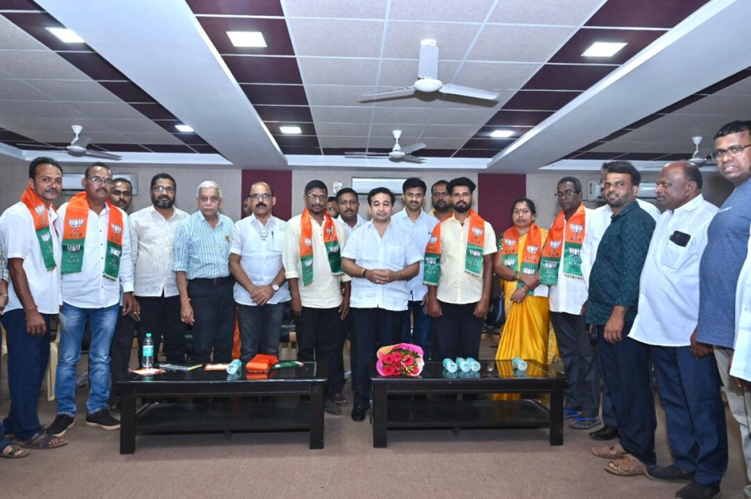 पालकमंत्री नितेश राणे यांचं खा. नारायण राणे यांना वाढदिवसाचं गिफ्ट ; पडेल मधील उबाठा कार्यकर्ते भाजपात