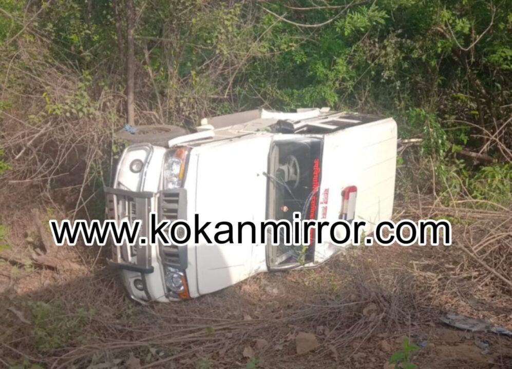 कुडाळ प्रांताधिकाऱ्यांची शासकीय गाडी दुर्घटनाग्रस्त ; गाडी १० फुट खोल कोसळली