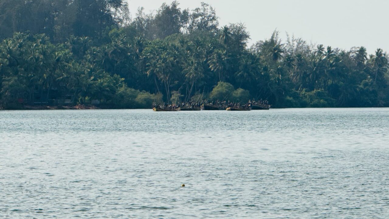 ‘त्या’ ठरावाला २४ तास उलटण्यापूर्वीच तोंडवळी किनारीच २५ ते ३० होड्यांतून अनधिकृत वाळू उत्खनन