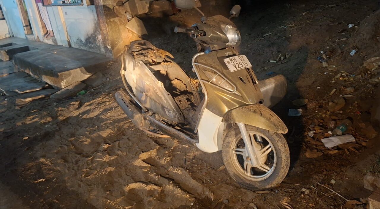 मालवण देऊळवाडा येथे चालत्या दुचाकीला आग