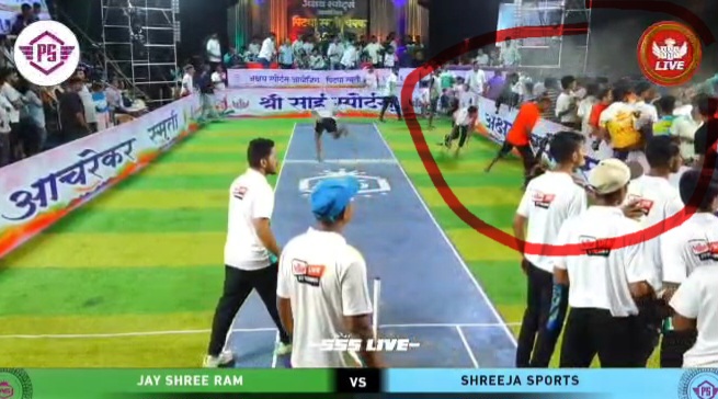 क्रिकेट सामने सुरु असताना प्रेक्षक गॅलरी कोसळली