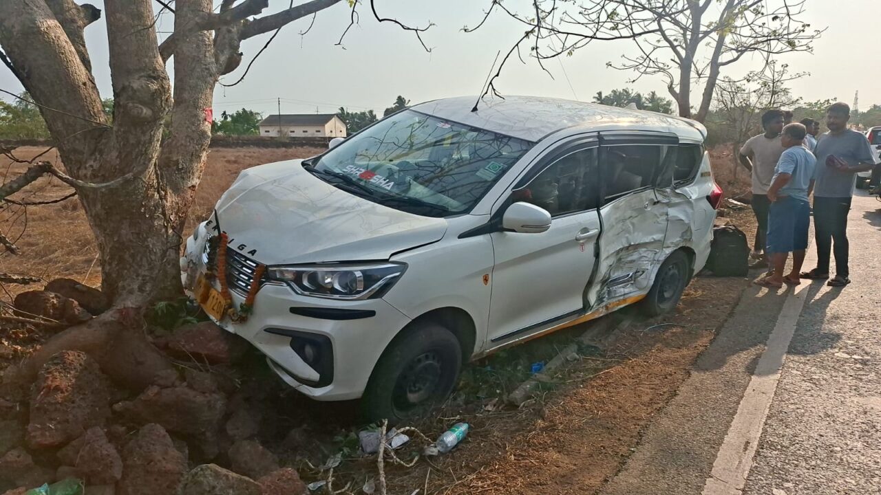 पर्यटकांच्या अर्टिगा कारची उभ्या असलेल्या बॅलेनो कारला धडक ; दोन्ही वाहनांचे मोठे नुकसान