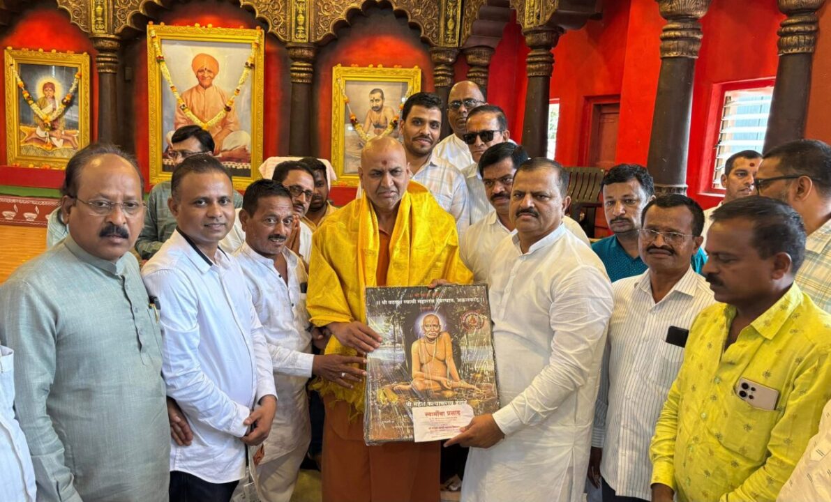 कोल्हापूरच्या कन्हेरी मठास नगरसेवक महेश इंगळे यांची मित्र परिवारासह सदीच्छा भेट