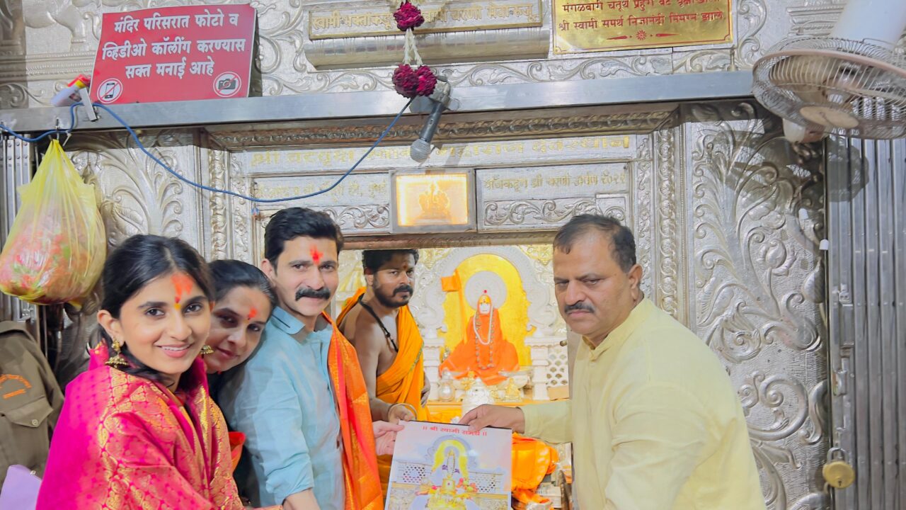 ‘भिऊ नकोस मी तुझ्या पाठीशी आहे’ हे स्वामींचे ब्रीद वाक्य जगण्यासाठी मोठा आधार !
