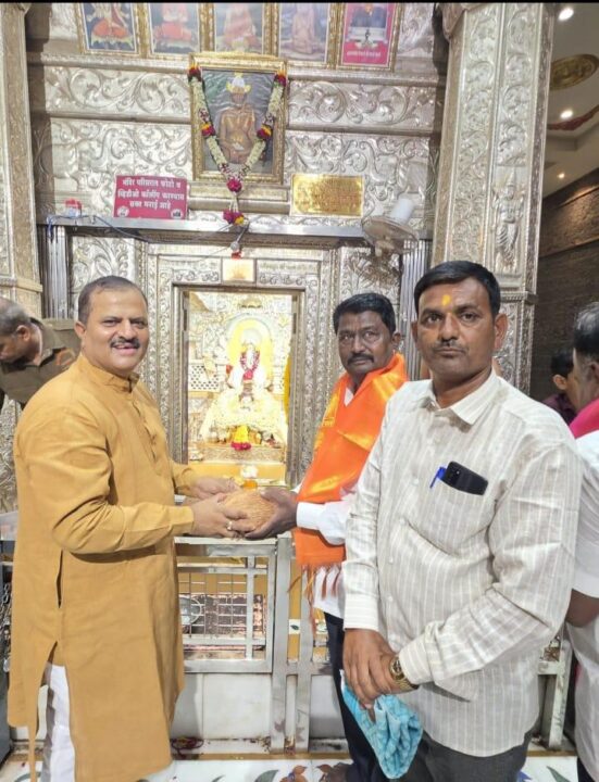 वडवळ येथील श्री सद्गुरु नागनाथ महाराज अन्नछत्र मंडळाचे अध्यक्ष शाहू आप्पा धनवे यांचा वटवृक्ष मंदिरात महेश इंगळे यांच्याहस्ते सत्कार