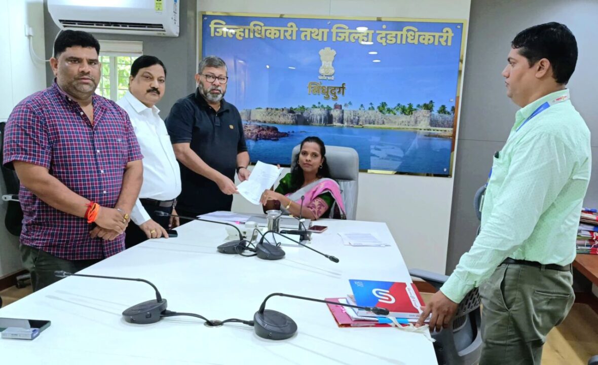 झाराप रेल्वे स्टेशनवरुन हजारो टन अवैध खनिज सदृश्य मातीची वाहतूक