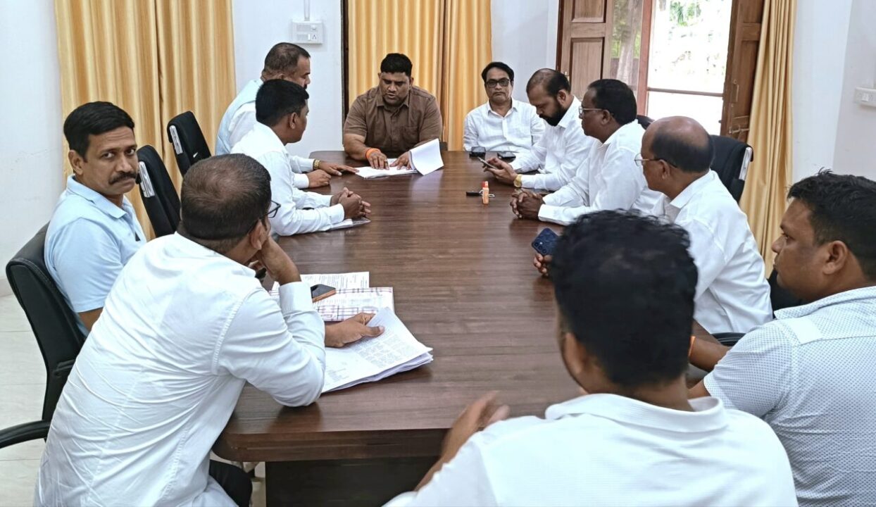 सावंतवाडी विधानसभा मतदार संघातील ठाकरे शिवसेनेच्या प्रमुख पदाधिकाऱ्यांची आढावा बैठक 