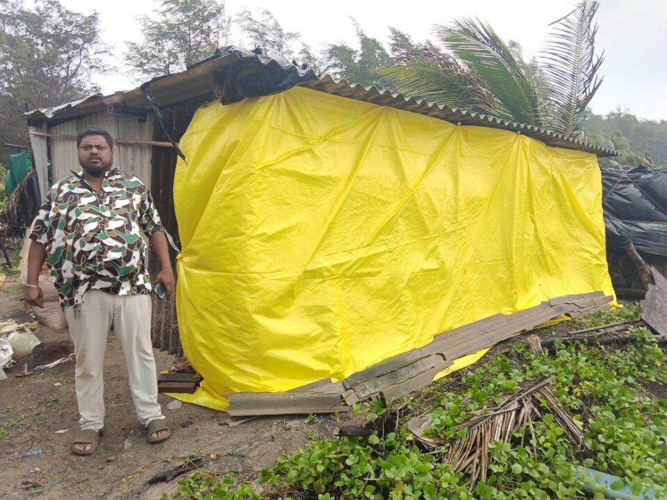 तारकर्ली येथे वाऱ्याने घराचे पत्रे उडाले