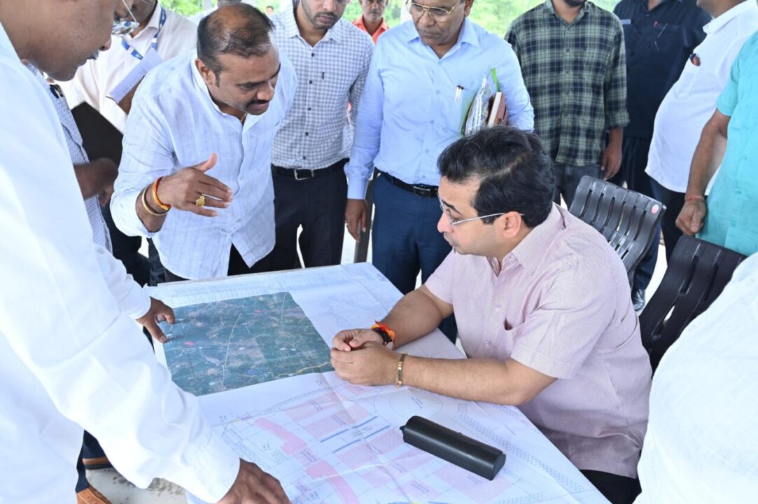 नव्या मार्केट यार्डच्या कामाचा पालकमंत्री नितेश राणे यांच्याकडून आढावा