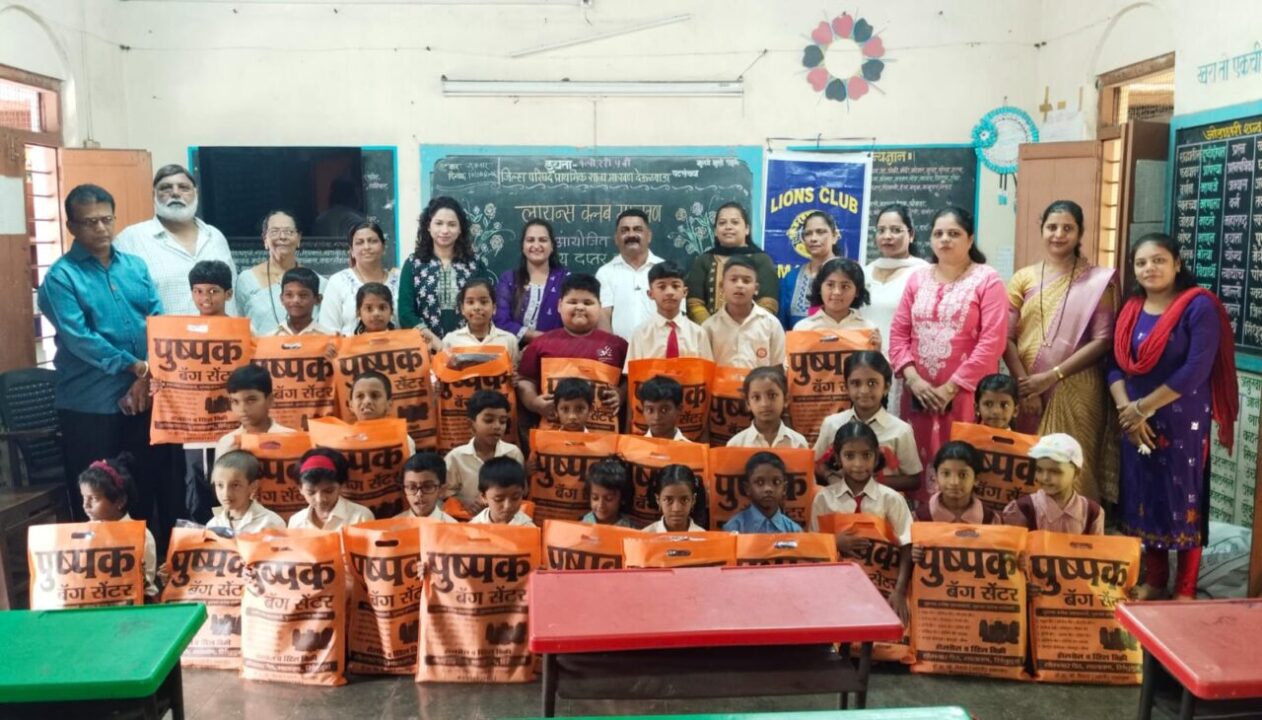 लायन्स क्लब मालवणतर्फे देऊळवाडा प्राथमिक शाळेत विद्यार्थ्यांना दप्तर व पौष्टिक खाऊ वाटप