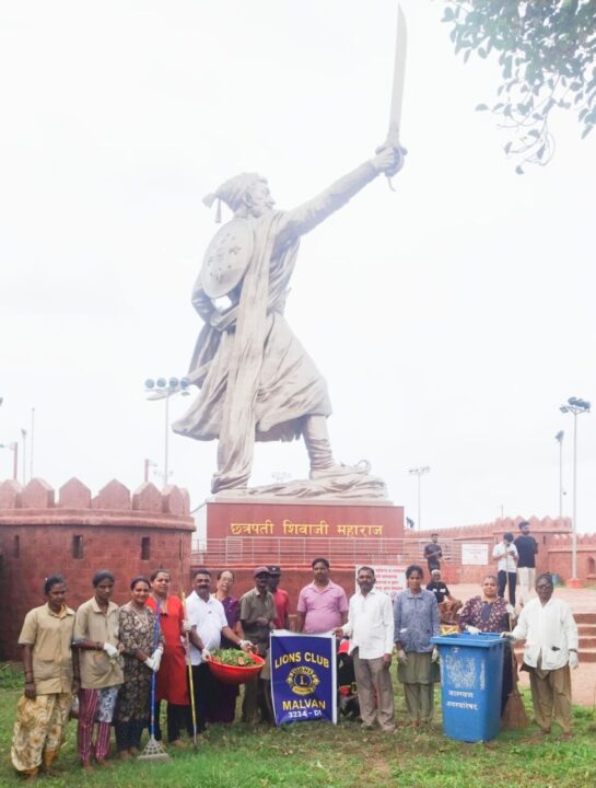लायन्स क्लब व न. प. आरोग्य व स्वच्छता विभागाच्या वतीने किल्ले राजकोट येथे स्वच्छता मोहीम