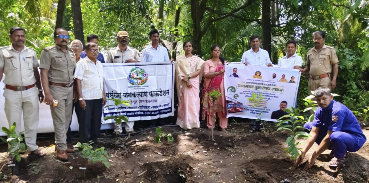 मालवण एसटी आगारात वृक्षारोपण ; नगराध्यक्षांची उपस्थिती