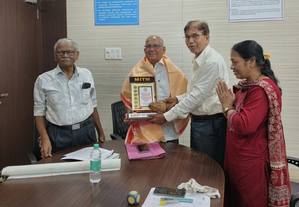 वृक्षमित्र लेखक प्रकाश काळे यांचे एमआयटीएम इंजिनिअरिंग कॉलेजमध्ये विद्यार्थ्यांना मार्गदर्शन