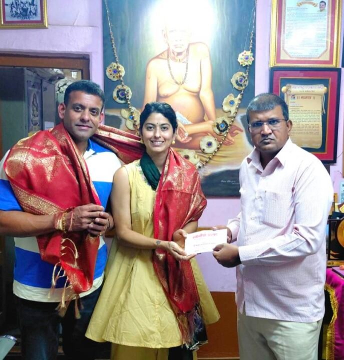 अभिनेत्री अभिज्ञा बर्वे सहकुटुंब अक्कलकोट स्वामी समर्थ दर्शनाला