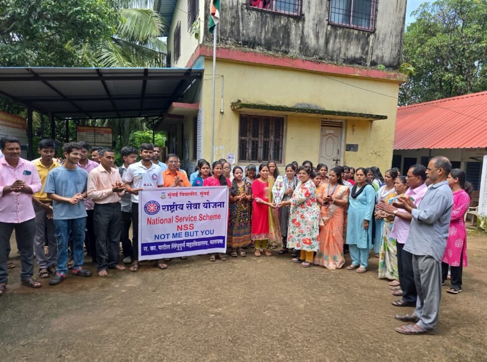 सिंधुदुर्ग महाविद्यालयाच्या NSS स्वयंसेवकांचे कोळंब येथे स्वच्छता अभियान आणि जनजागृती रॅली