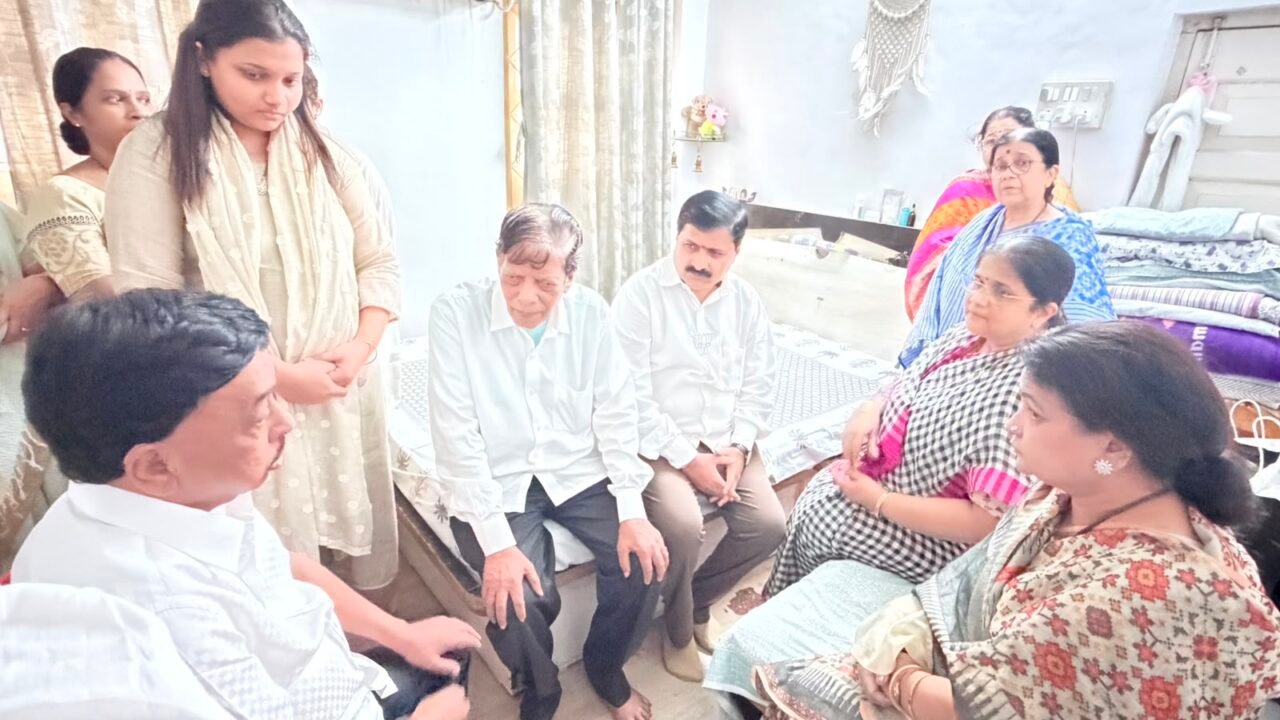 राजेश सावंत कुटुंबियांचे खा. नारायण राणे यांनी केलं सांत्वन