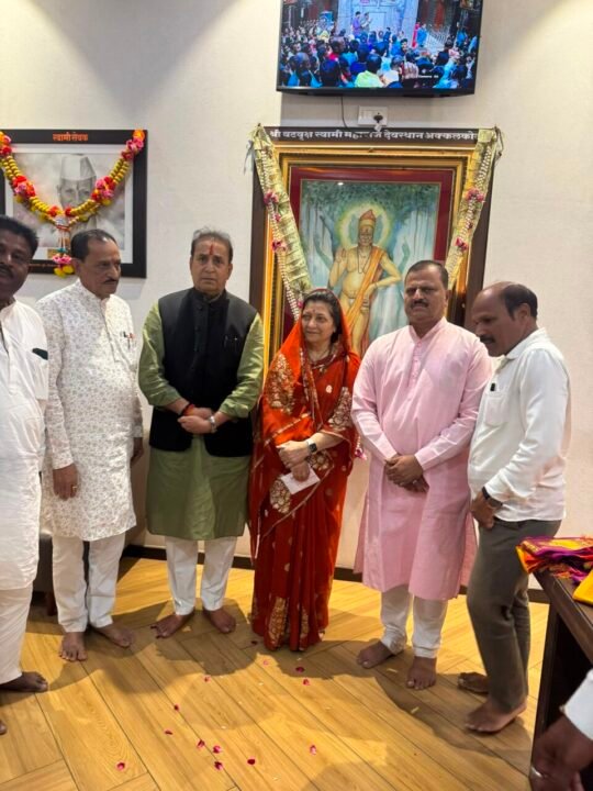 Akkalkot | माजी गृहमंत्री, आमदार अनिल देशमुख स्वामींच्या चरणी