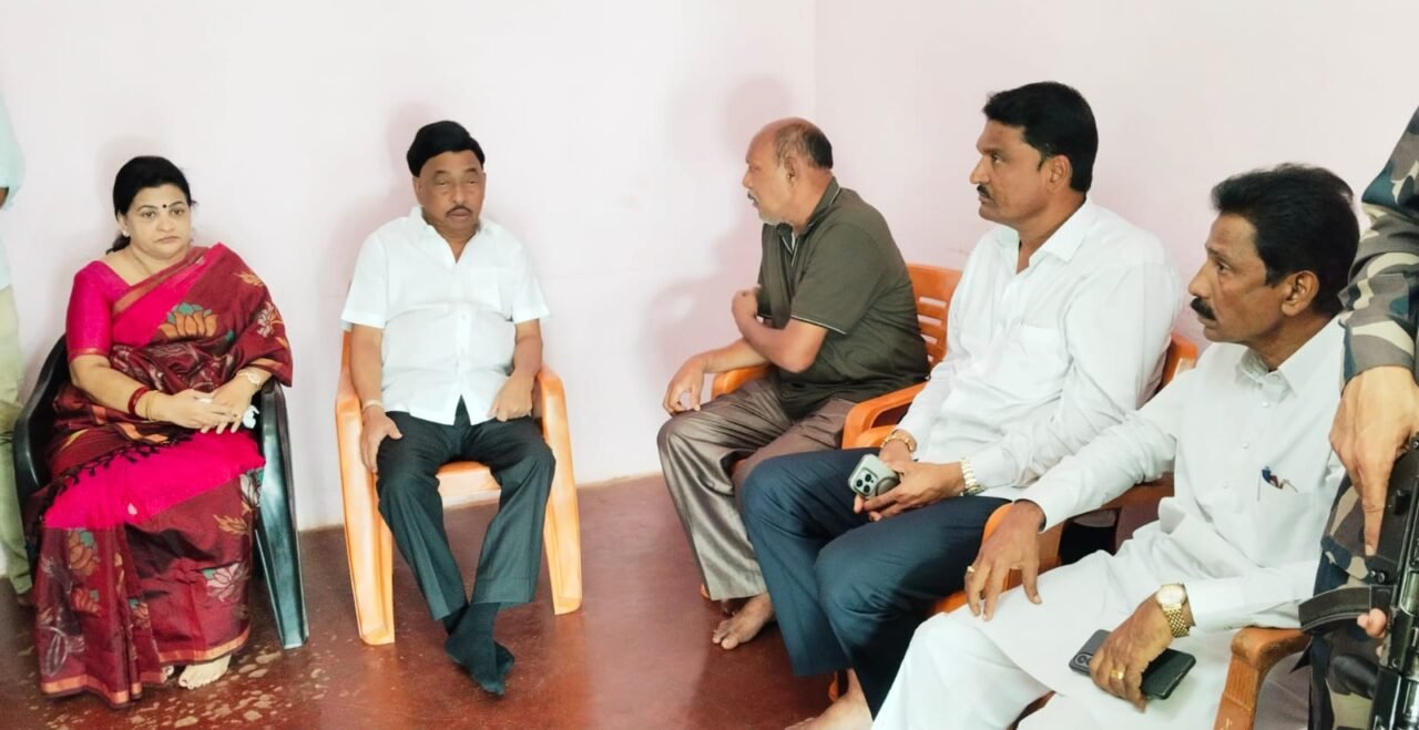खासदार नारायण राणेंकडून कै. सरोज परब यांच्या कुटुंबीयांचे सांत्वन