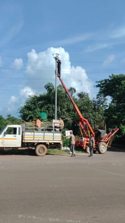 हळवल फाट्याचे ‘अपघाती वळण’ अखेर प्रकाशमान…