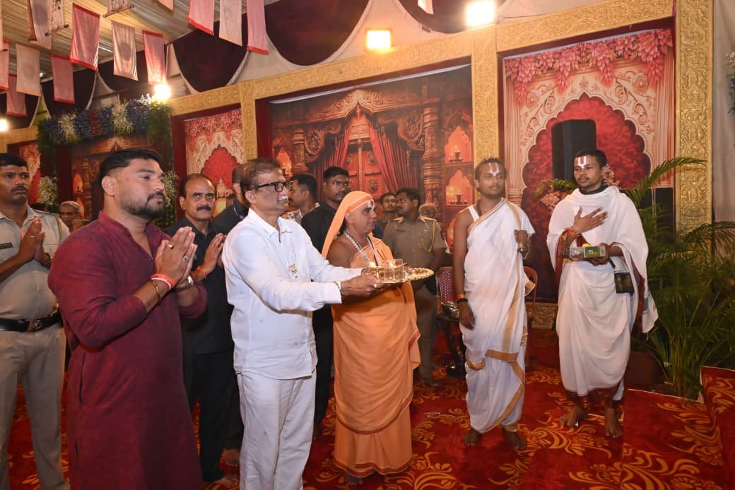 जगद्गुरु नरेंद्राचार्य महाराजांच्या आशीर्वादाने प्रमोद जठारांच्या सेवा संकल्पाला आध्यात्मिक बळ!