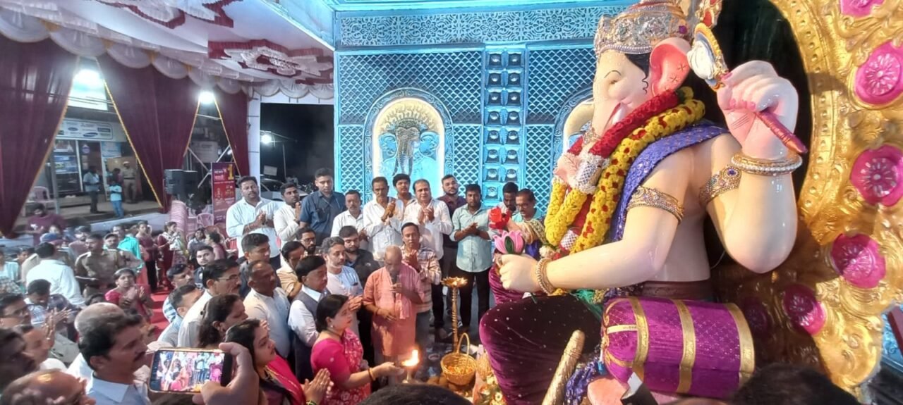 सिंधुदुर्ग राजाच्या चरणी राणे कुटुंबीय ; खा. नारायण राणे, नीलमताई व आ. निलेश राणेंच्या हस्ते महाआरती