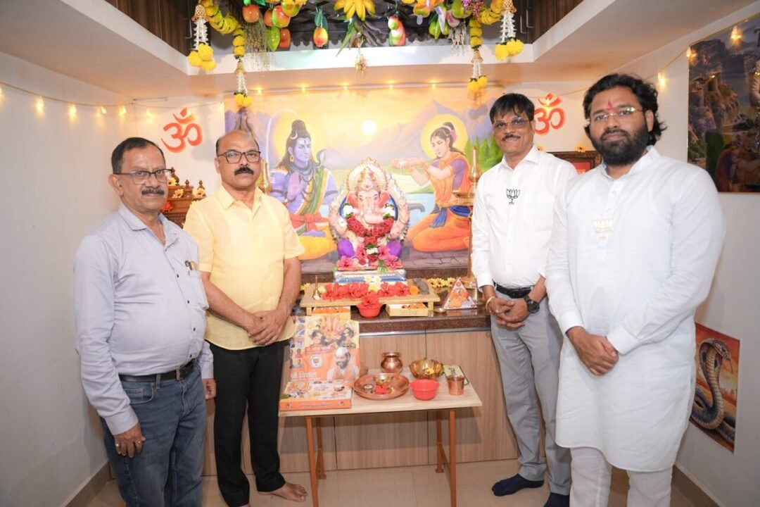 गणरायाच्या चरणी भक्तिभावाची भेट; विशाल परब यांसह भाजप नेत्यांनी घेतले श्रींचे दर्शन