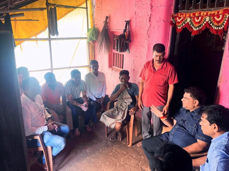 वडाचे झाड अंगावर पडून प्रतीक वाळके यांचा मृत्यू; कुटुंबीयांची वैभव नाईक, सुशांत नाईक यांनी घेतली भेट